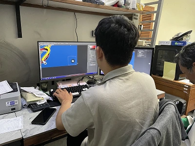 staff yang sedang menggunakan aplikasi desain sublim