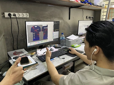 staff yang sedang desain jersey untuk print sublim