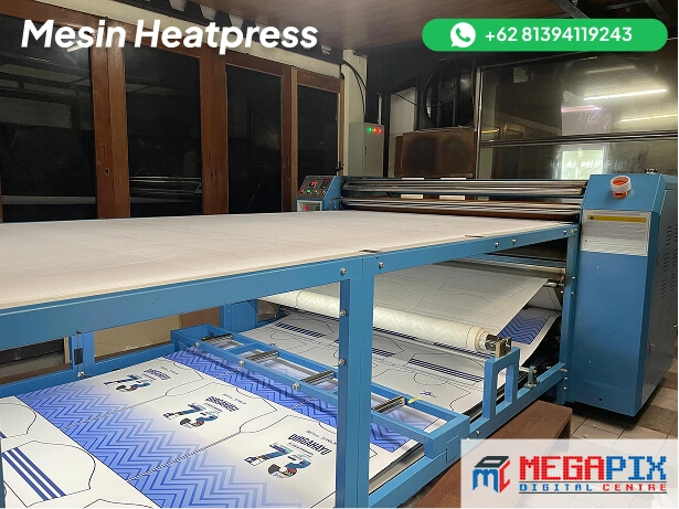 mesin heatpress yang sedang beroperasi