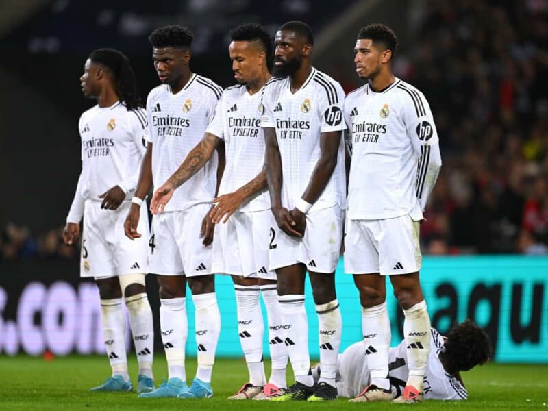 Jersey bola putih- Tim Real Madrid